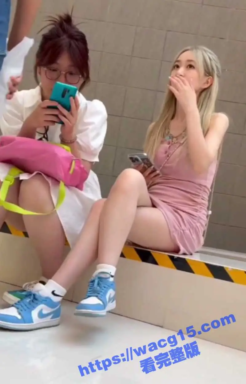抄底大神街拍粉色包臀裙气质美女 性感美腿勾人翘臀 隔着屏幕都能闻到白色骚内诱人香甜味道! 图2