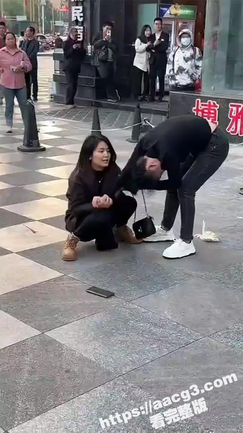 重庆博雅康口腔门口 原配小三撕逼大战 女主抓住小三疯狂扯头发 这原配也太强势了 图4