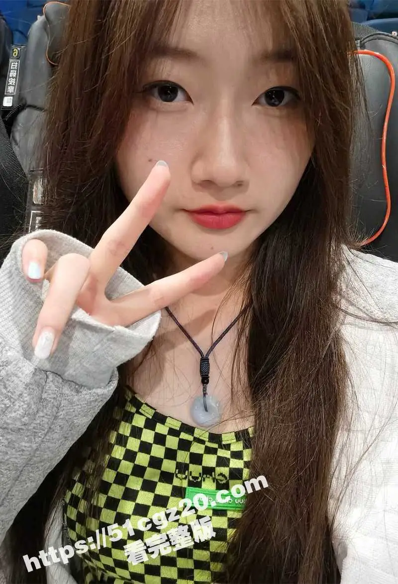 清纯校花学姐 自慰视频被曝 女神竟是反差骚货 抠穴自拍淫水拉丝 木柄插逼玩到喷水! 图1