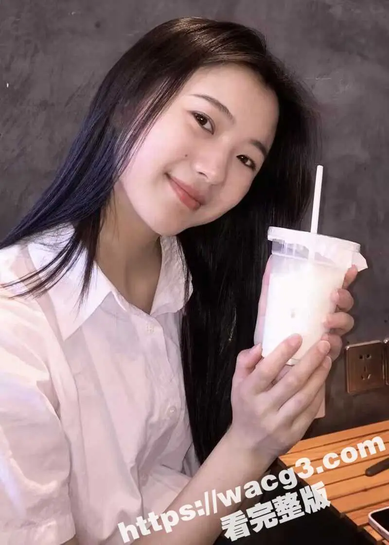高颜值成都清纯妹子 柳曼 被一杯秋天里的第一杯奶茶感动 主动自慰给哥哥看 粉红小穴超嫩 一看就没被开发过! 图1