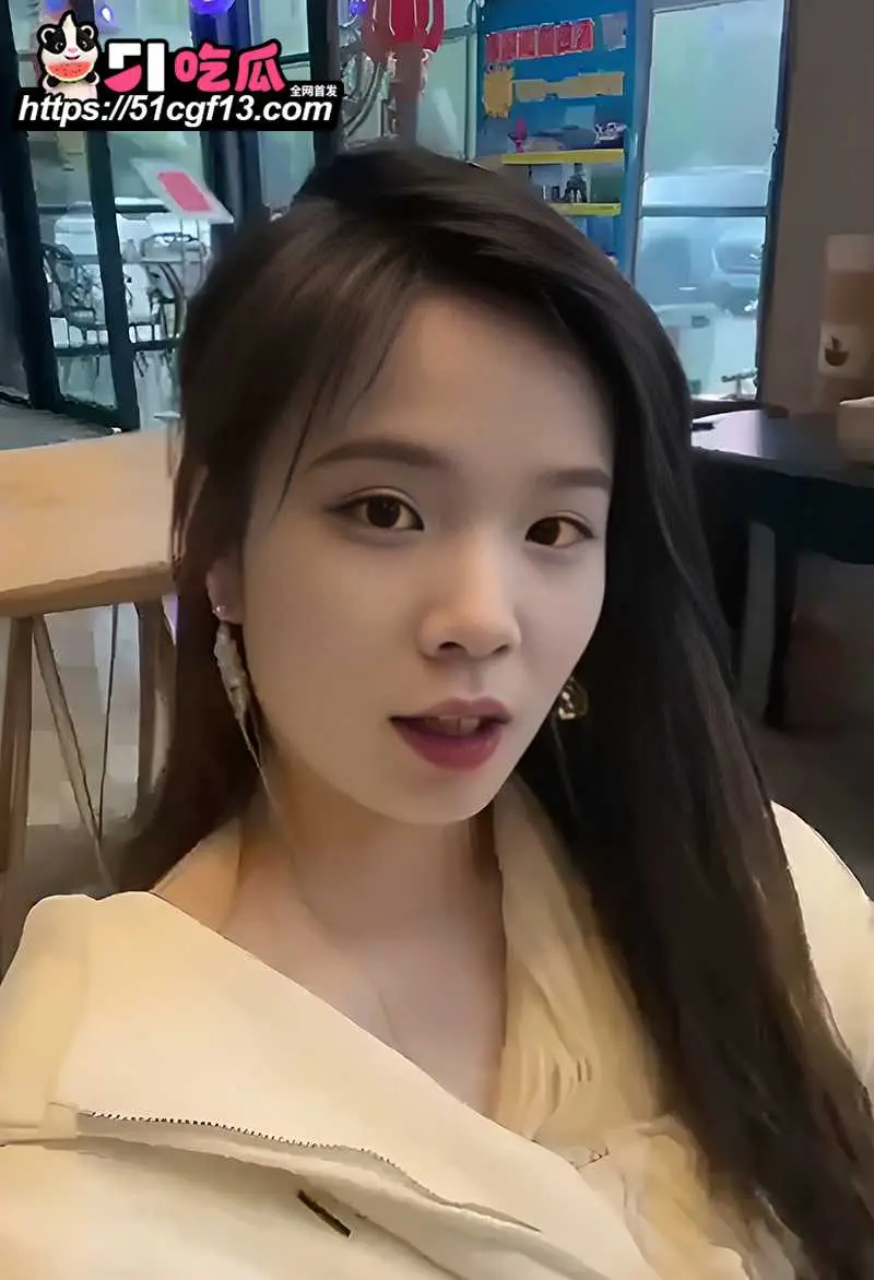 汉中市南郑县爆奶小妹约炮私拍 舌吻舔奶口交调情 对镜后入掌掴翘臀 边扇边操！ 图2