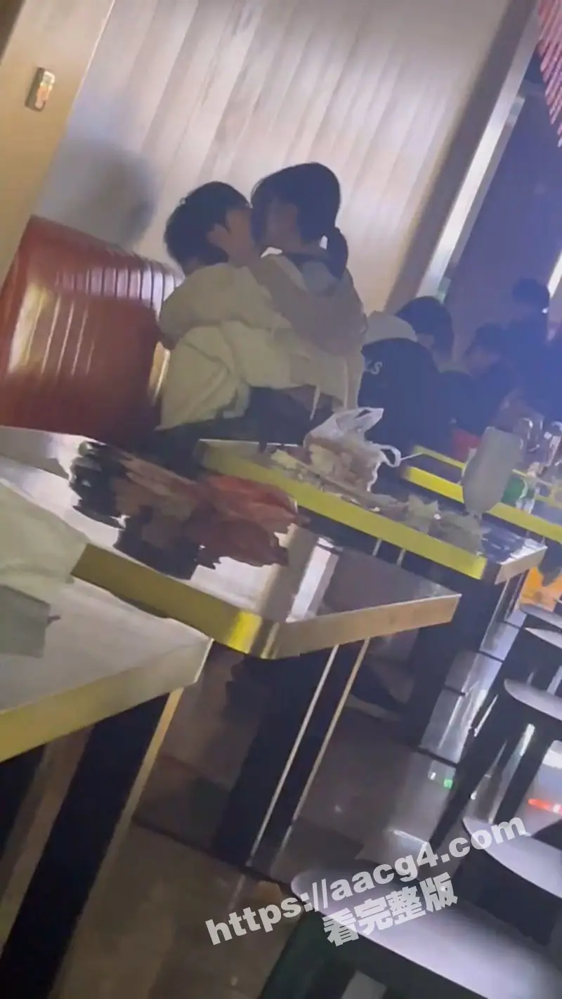 小情侣胆大妄在餐厅公开调情当众做爱 摸鸡巴摸奶子上演激情大片 众人也是你们play的一环吗 图2