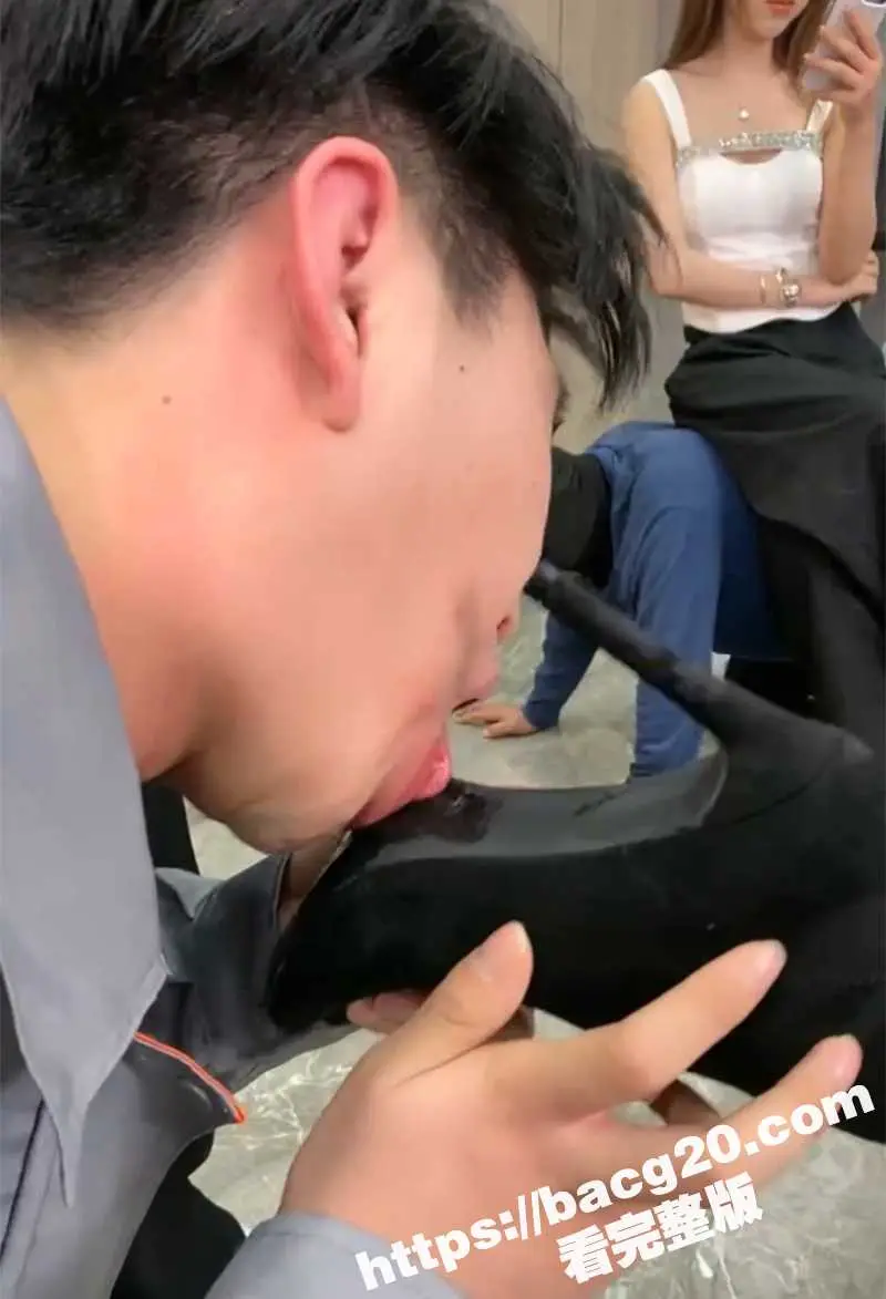 三个小仙女联手凌虐调教受虐男 大嘴巴子轮流暴打 舔鞋底羞辱狂骂 站在身上起跳踩踏 玩法超级变态 图6
