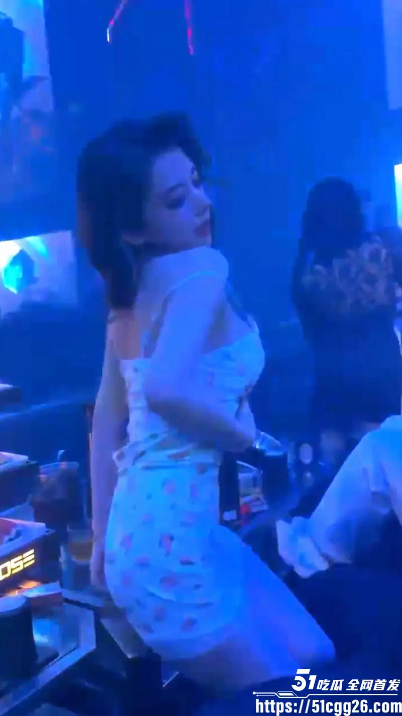 商K淫乱生活合集曝光!纸醉金迷包间金主帝王服务 比基尼小姐姐边跳舞边被摸奶 穷人永接触不到的极致欢乐! 图4