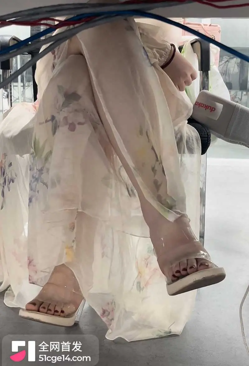 邪恶瓜友桌下偷拍女同事走光 性感花裙透出蕾丝内裤 美腿张合扣揉嫩穴 无意识发骚最撩人 图6