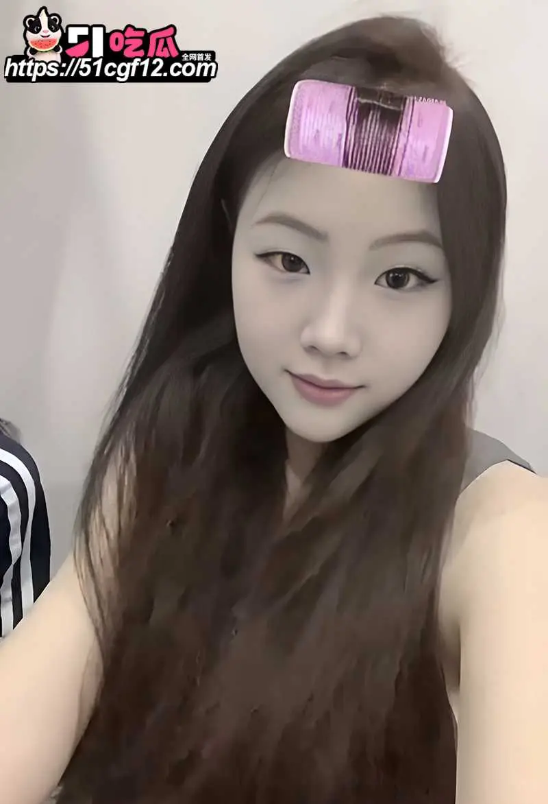 反差女大学生超淫私拍 手掰肥穴撅臀露菊 蹲地放尿喷如泉涌 后入自慰骚劲爆棚 图2