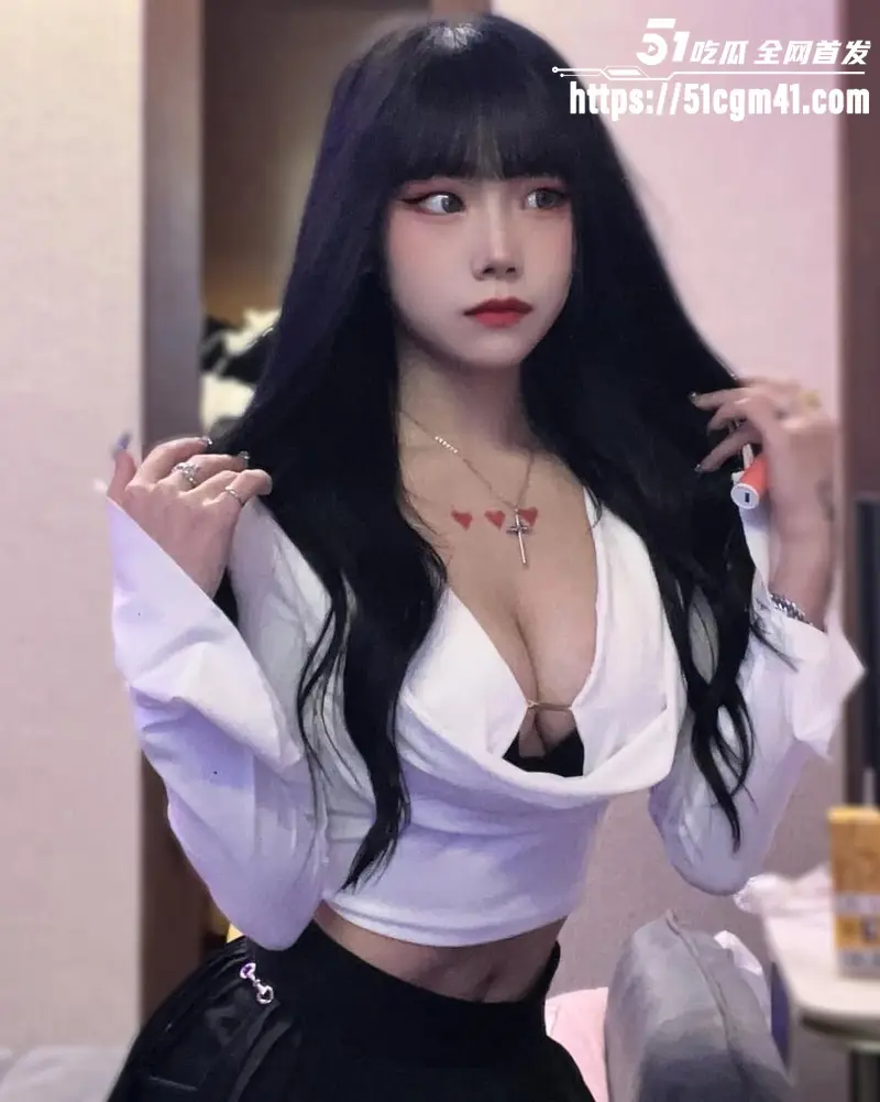 05年女大 草莓小宝 为两万片酬下海拍片 稚嫩玉体被多体位侵犯 画面妖媚入骨! 图2