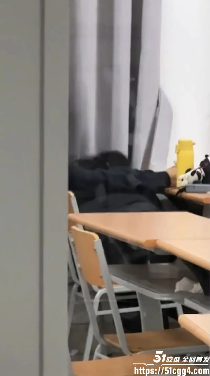 山东财经大学7-409教室口交视频 晚自习女生趴桌下吃鸡 被同学手机偷拍 情侣双双社死！ 图3