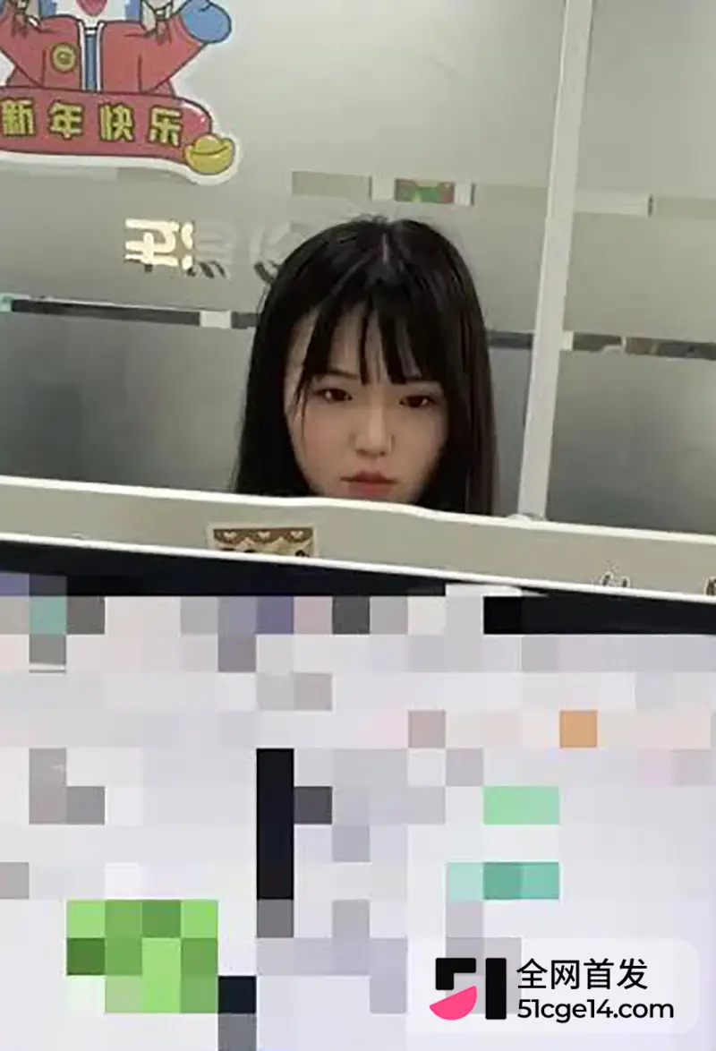 邪恶瓜友桌下偷拍女同事走光 性感花裙透出蕾丝内裤 美腿张合扣揉嫩穴 无意识发骚最撩人 图2
