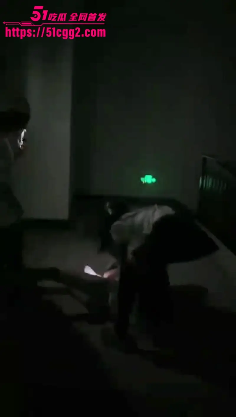 广东高颜值路人妹 遭精神小妹团暴揍扒光 当街全裸跪地哭喊 姐妹狂拍补光 场面惨绝人寰! 图1