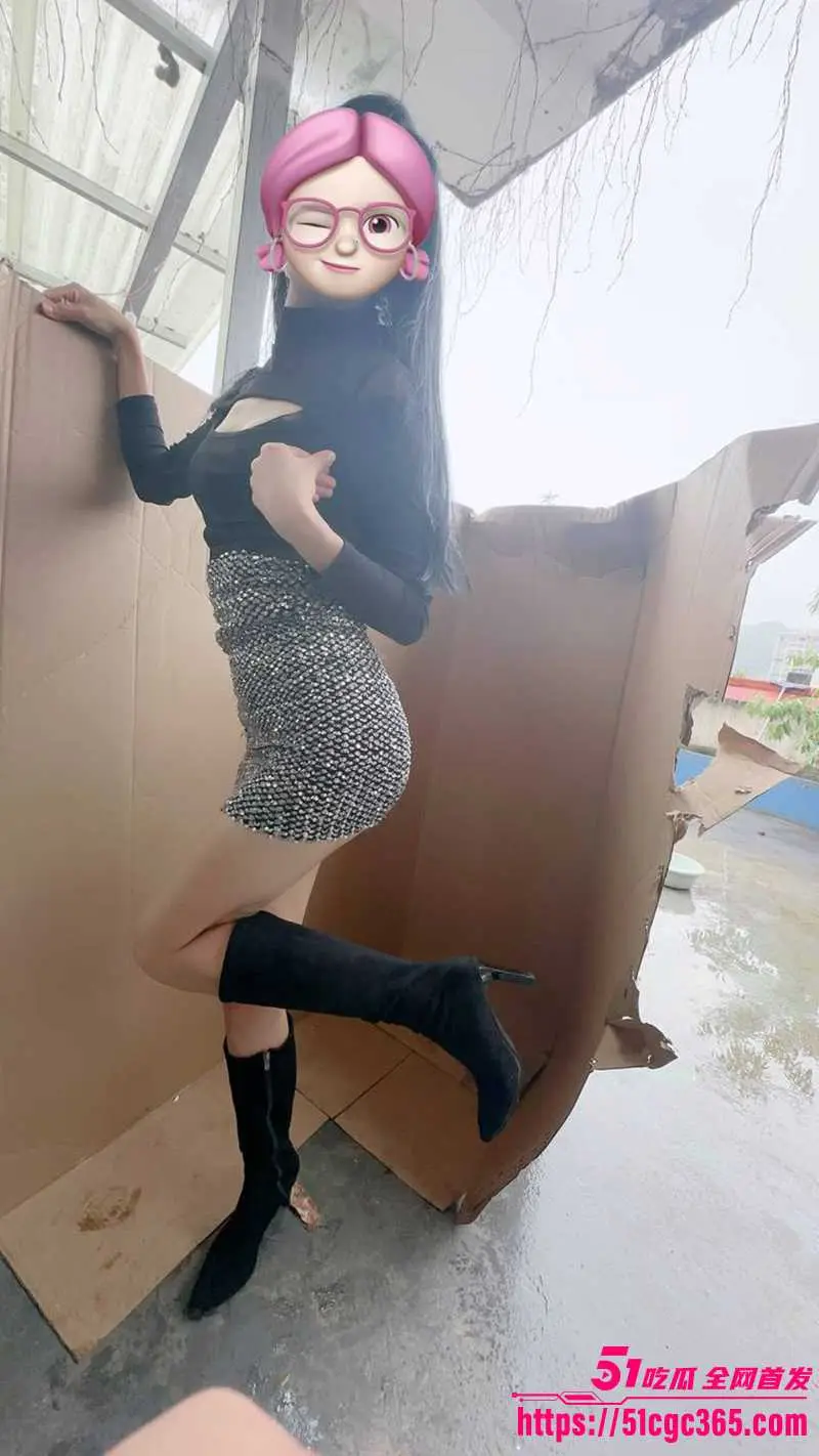 51原创小姨子的秘密 雨天花池边跟小姨子乱伦 雨伞纸板挡住露天操逼! 图1