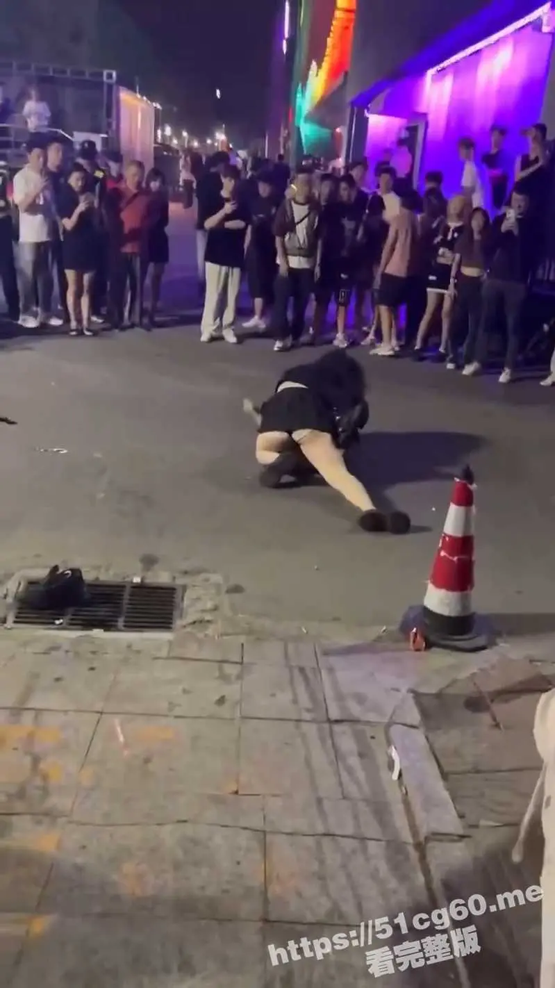 天津工体小仙女暴揍细狗 小坦克把男人按在地上狂锤 太猛了! 图8