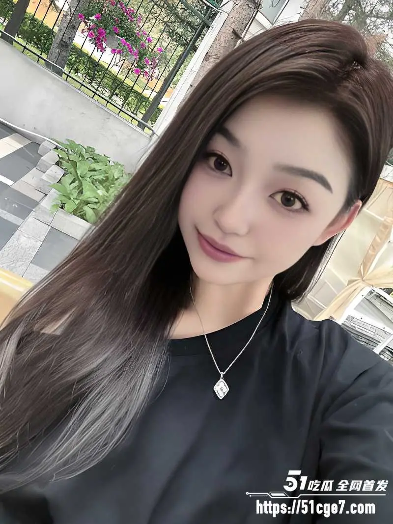 青岛名媛 被金主花高价包养 并拍下露脸性爱视频 无套干穴乳头超大! 图1