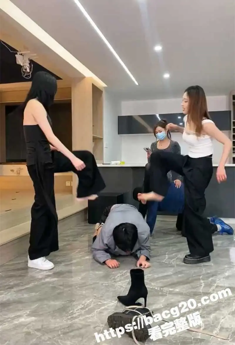 三个小仙女联手凌虐调教受虐男 大嘴巴子轮流暴打 舔鞋底羞辱狂骂 站在身上起跳踩踏 玩法超级变态 图8