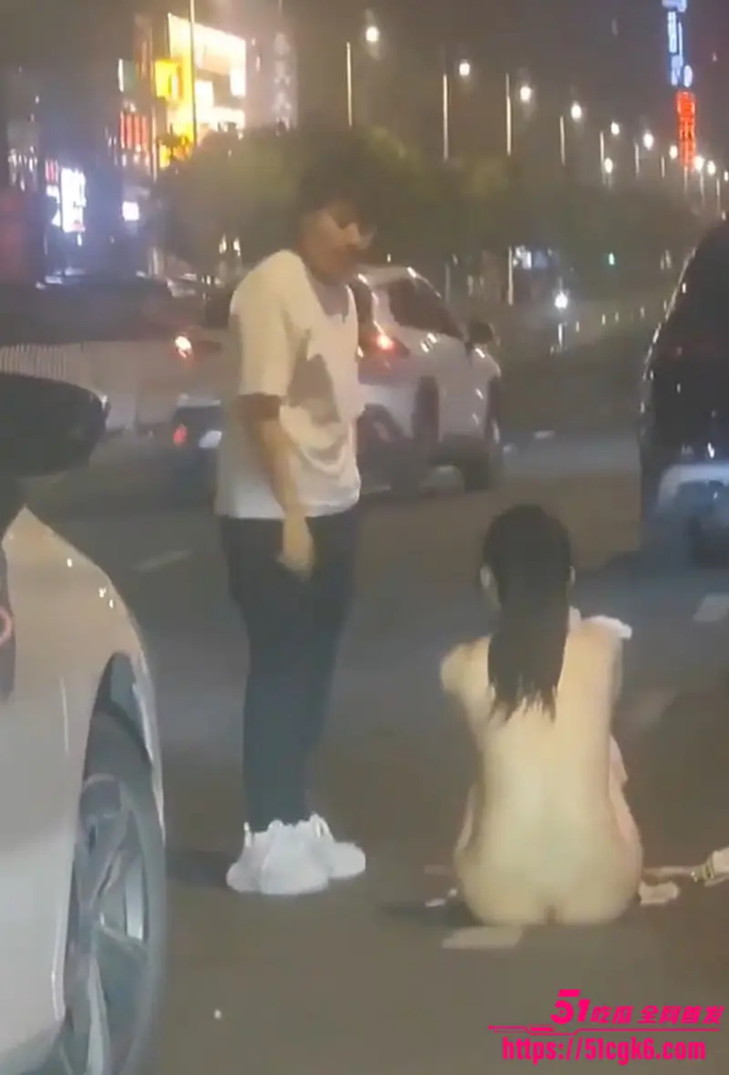 女同吵架变脱衣秀!矮女怒吼“衣服我买的”高个美女直接脱光秀神级身材 现场观众可是大饱眼福了! 图6