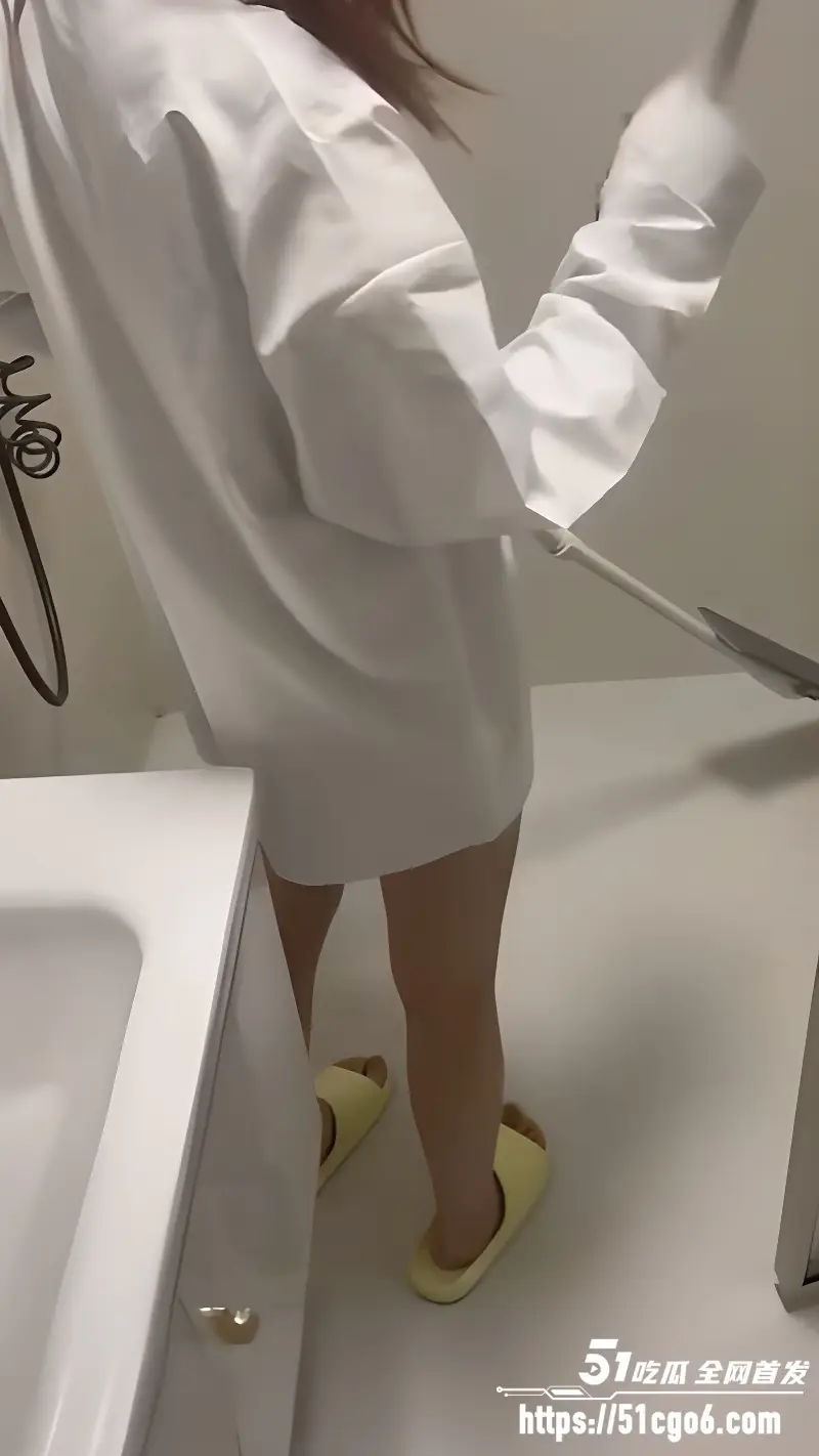 海角大神我的乱伦生活 偷拍表妹在家真空做家务 不穿内裤被表哥后入猛操! 图3