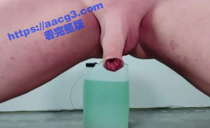 男人必看 国外男子想把鸡鸡变长 挂20斤水桶将其拉长 真是让人瞠目结舌！ 图4