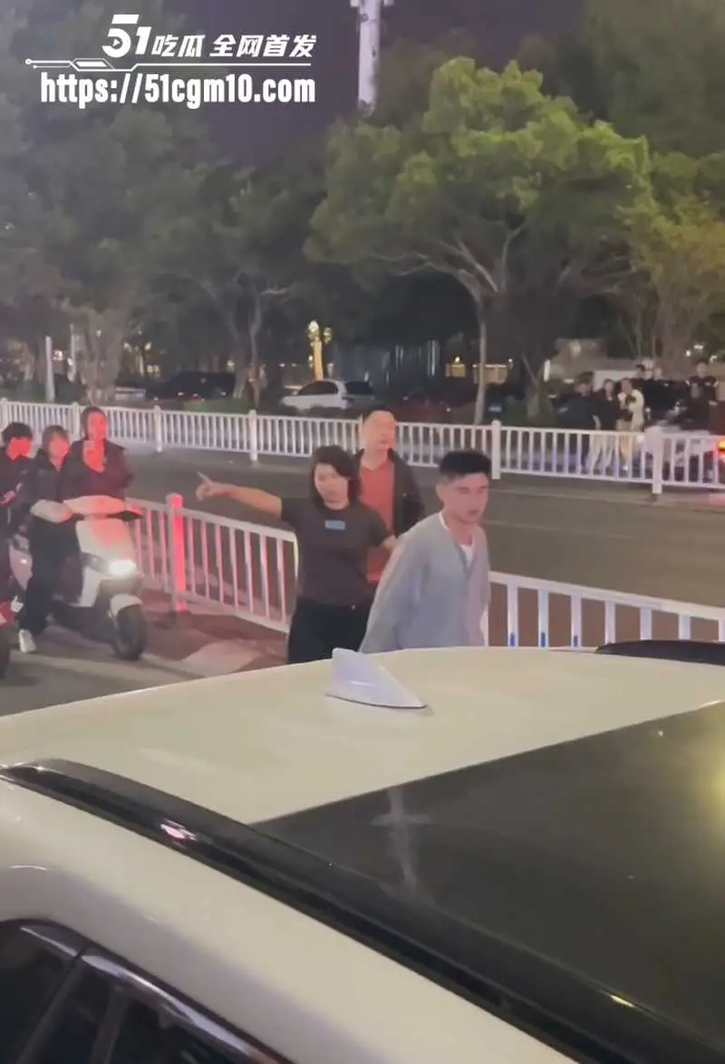 潮汕人妻当街抓奸 小三竟是男GAY 老公认怂跪街求饶 女子怀疑人生当场崩溃大哭! 图1