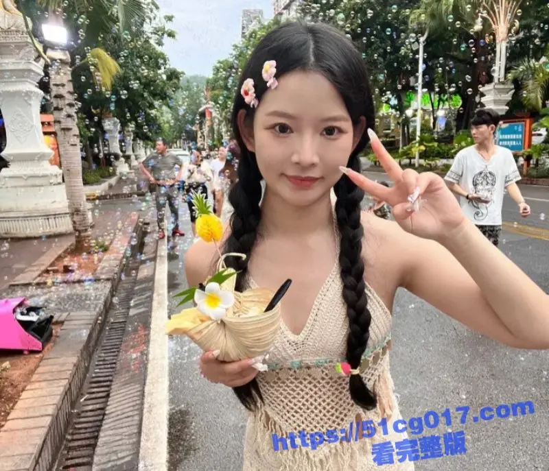 云南师范大学传媒学院大二学生妹 姜紫卉 外表清纯床上骚的很 和金主玩3P视频流出! 图1