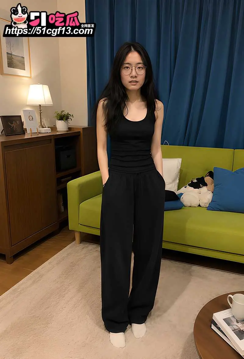 武汉眼镜女教师 高晓薇 私拍泄密 戴狗链3P吞屌跪接圣水 扇奶调教画面淫乱至极！ 图2