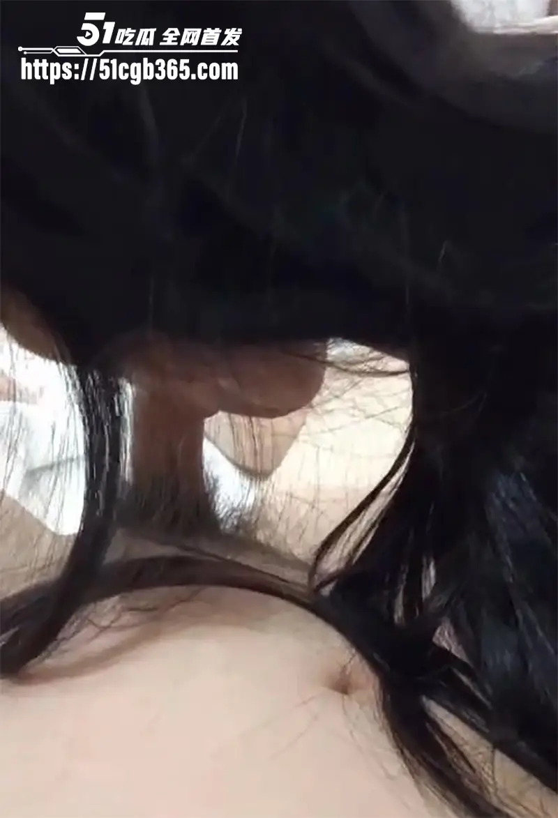 51原创真实兄妹乱伦!趁爸妈不在 哥哥调戏亲妹妹 小骚货按摩撸屌主动口交 光腚骑乘猛摇 浓精内射 对白超淫! 图4