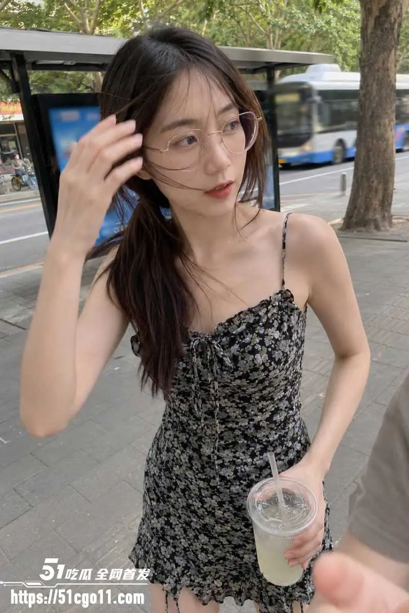 哈医大校花 宦雅昕 三里屯3P过程解说 清冷女神被口爆调教 铁证实锤母狗真面目！ 图2