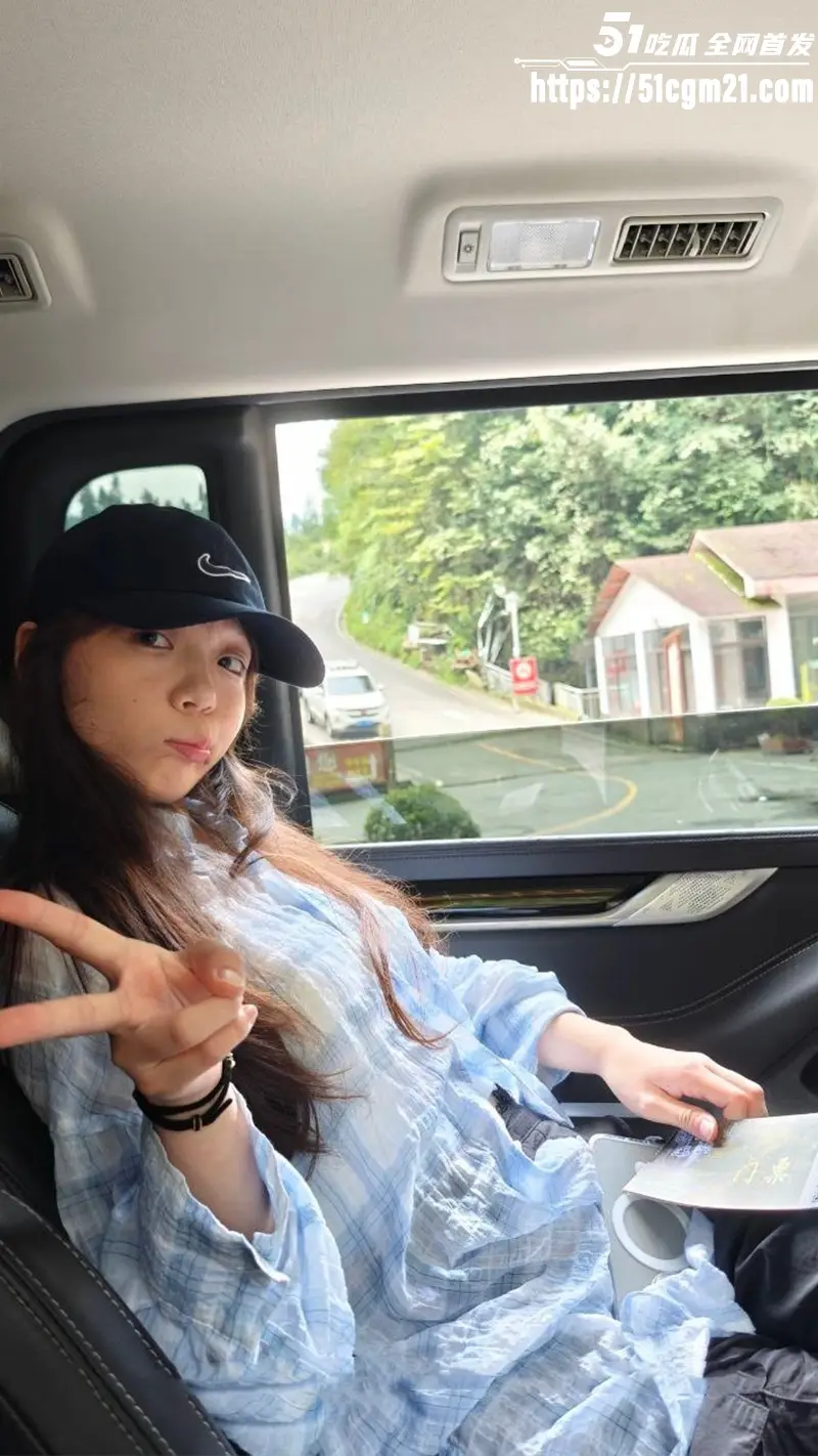 极品反差婊 郝南 跟男友激情做爱 大屌狠操骚穴 骑乘姿势浪叫不停 图1