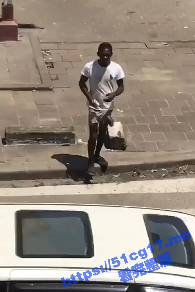 这就是黑人的种族天赋吗? 这鸡巴真的好大好长 裤子都兜不住 太夸张了 简直就是裤裆藏雷 太羡慕了 图1