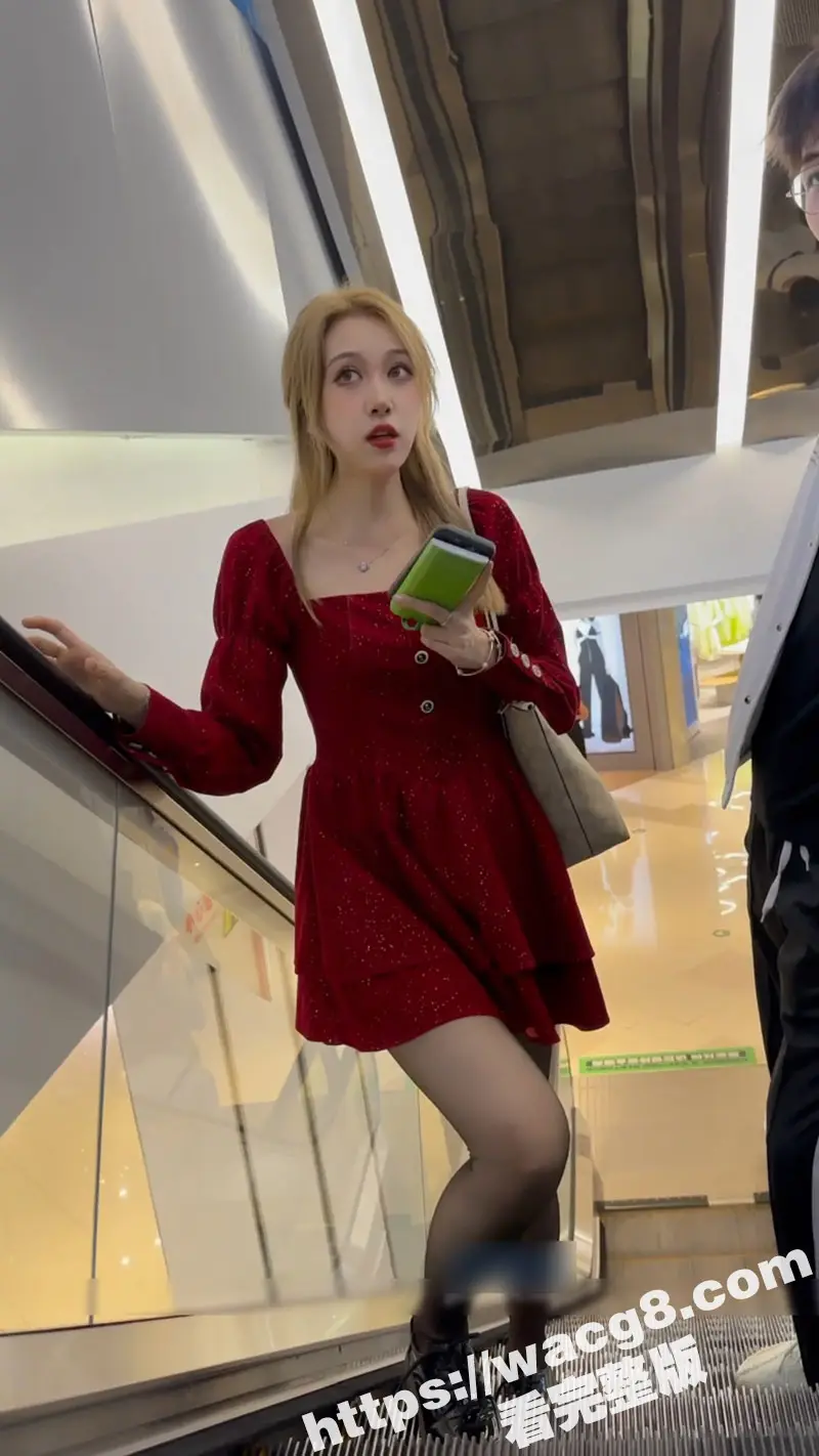 偷拍大神街头尾随 抄底性感连衣裙黑丝美女 身材很棒颜值超高的小姐姐 灰色丁字裤一看就是内骚型的 图1