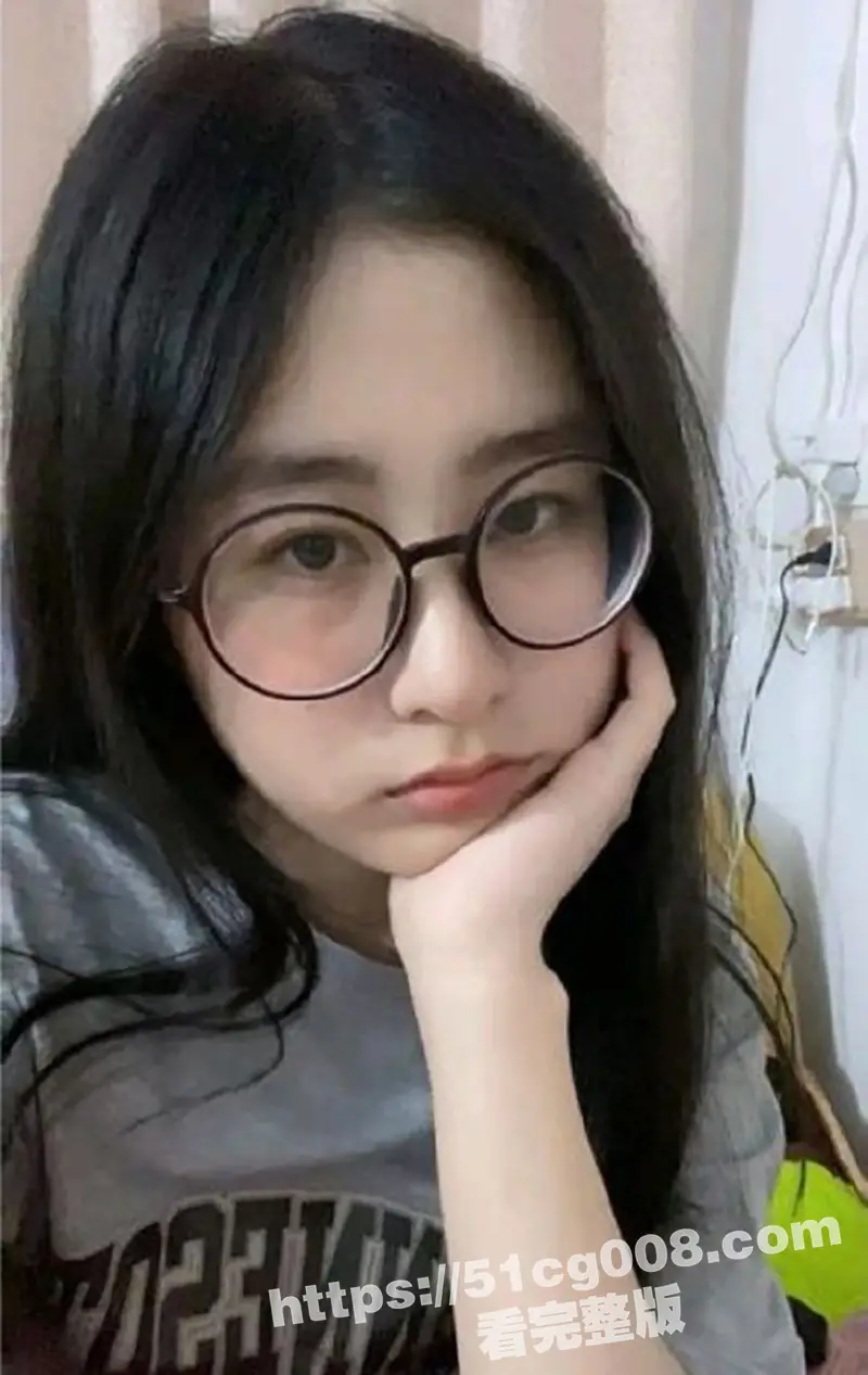 广西贵港 八塘 华南高级中学二校区 18岁高中清纯学生妹 自拍嫩逼视频被曝光 图1