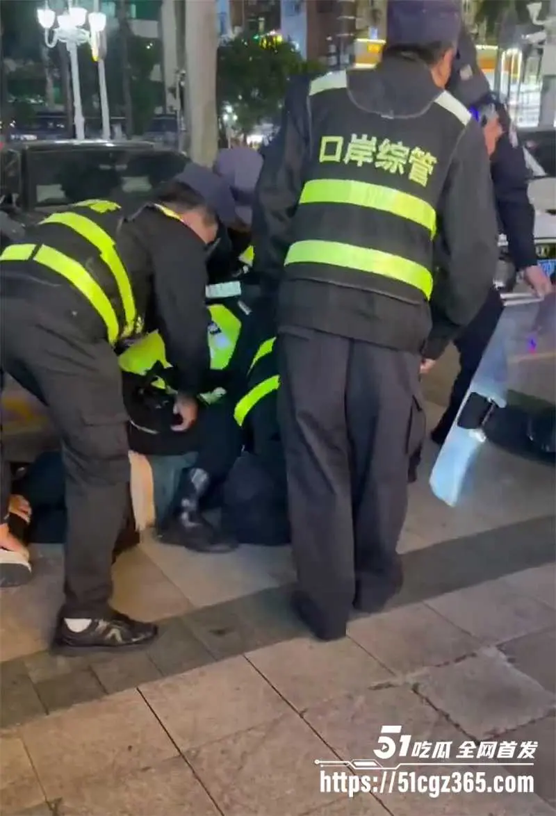 珠海拱北口岸突发捅人血案 48岁精神病提刀无差别攻击 一刀封喉喷血三尺 钢叉英雄死战疯魔 现场完整视频流出! 图7