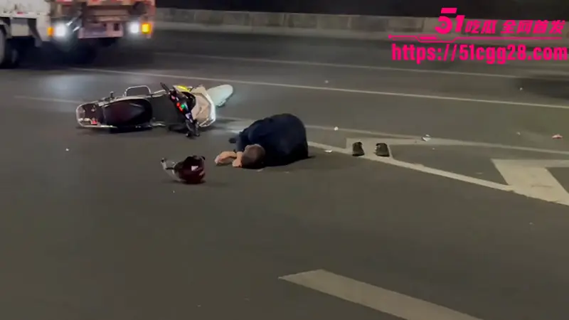 广东货车司机彻底疯魔 上演GTA现实版!都市逆向狂飙撞飞路人电动车二次碾压 血肉横飞惨叫连天! 图4