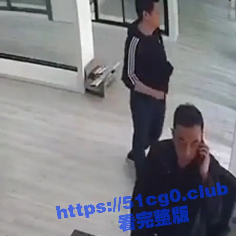 网传一员工在公司跟老板要工资无果后 掏出铁锤直接把老板爆头锤死 画面血腥！ 图1