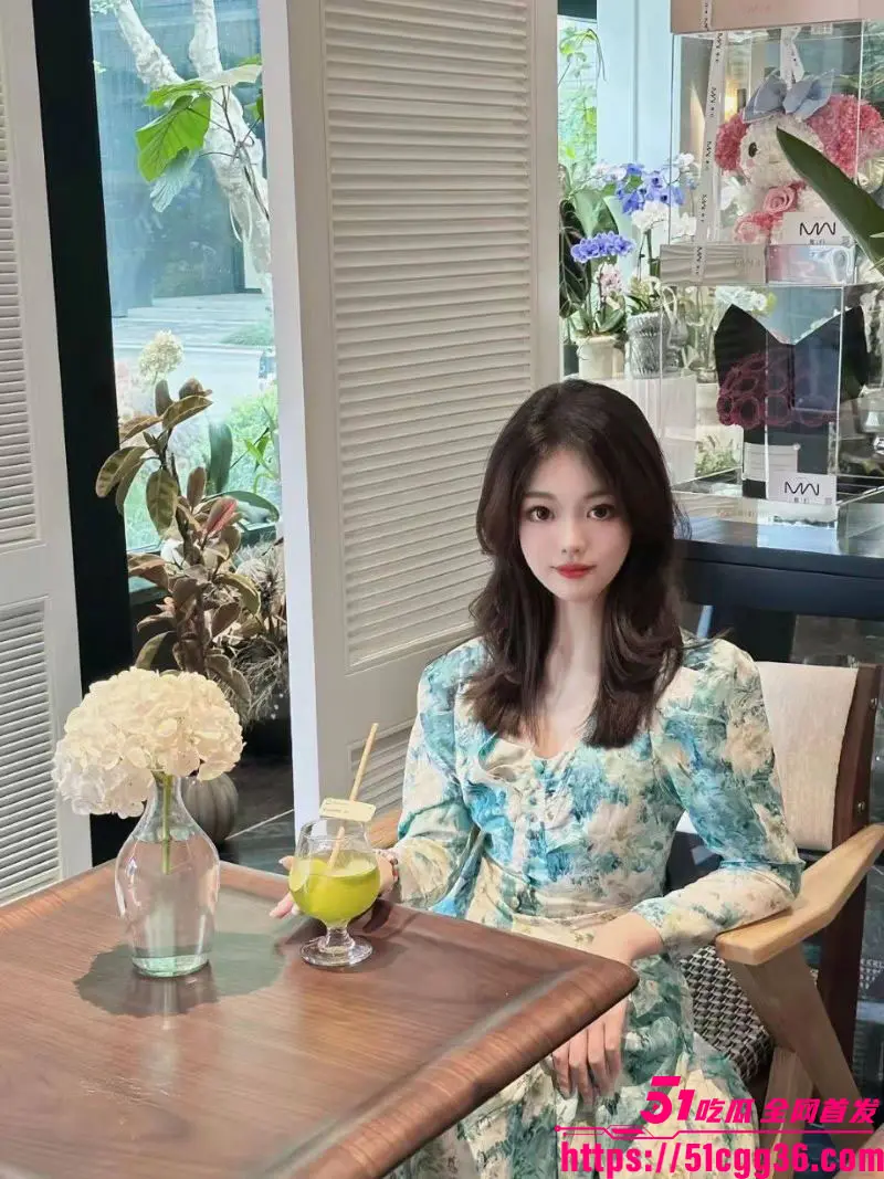 高颜值清纯美少女被金主调教 穿情趣装含金主大棒吞吐 后入猛操肥臀 表请既痛苦又销魂! 图3