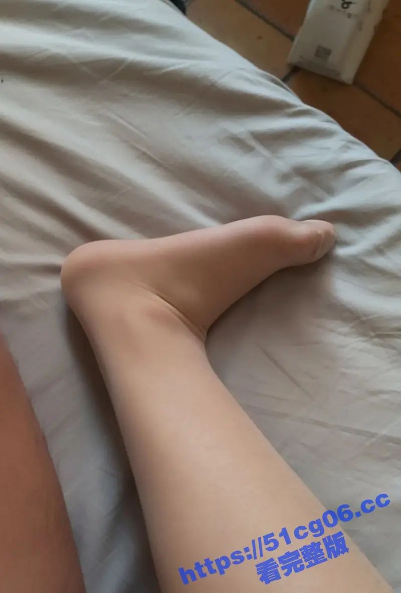 和女主管约炮开房 平时上班还挺正经 没想到开房的时候还穿了黑丝 撕烂她的黑丝就是操 图7
