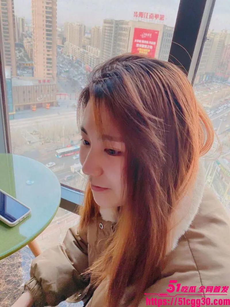 柳州老表一分钱没花勾搭辍学大奶妹!四天聊骚直接开房操逼 跪地口交技术一流 女上骑乘主动摇臀套弄! 图2