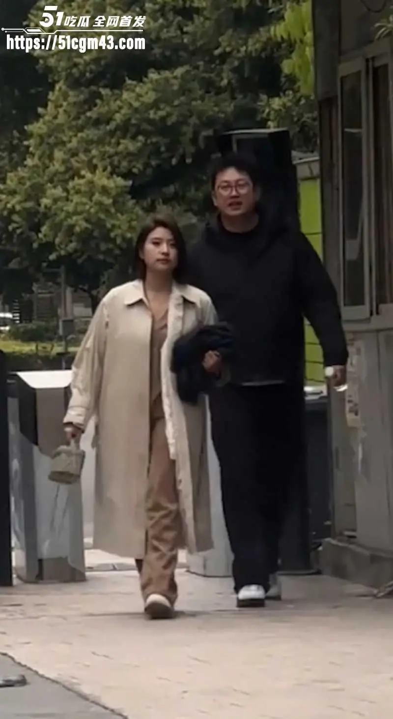 原配当场抓奸丈夫出轨 小三公开承认身份 秒签离婚协议 抛弃妻子恶心至极! 图2
