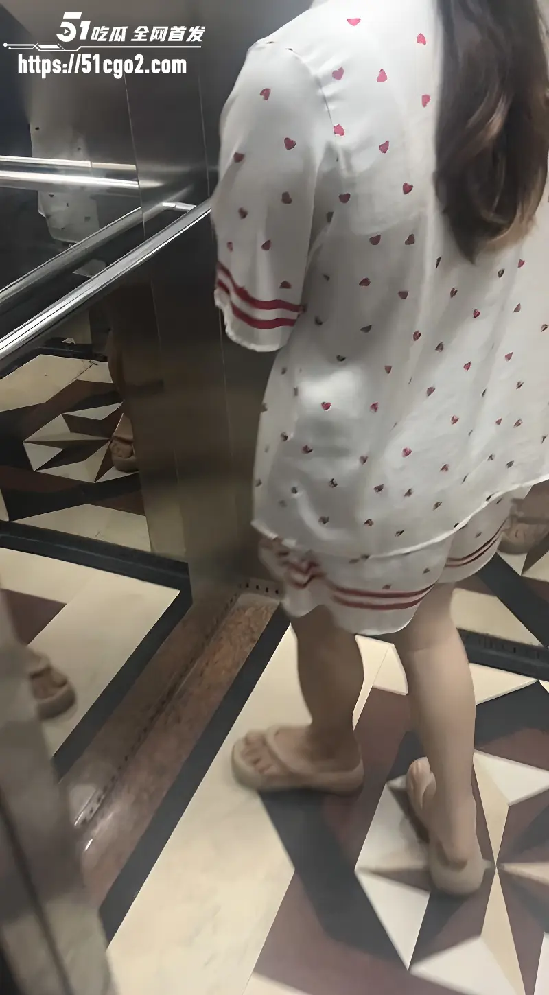 乱伦大神 烟色晚空 原创新作 再战睡衣战袍的嫂子 内射骚穴一滴都没流出来 图2