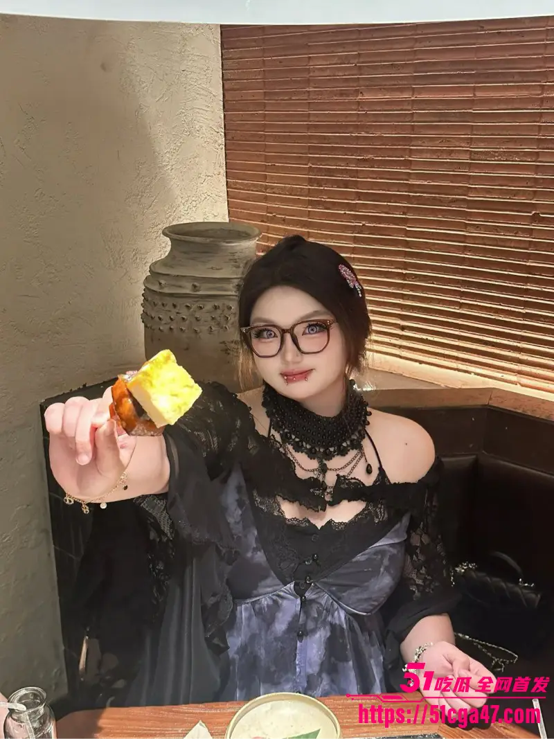 上海坦克精神小妹 刘茵 拍摄各种不雅视频 奶头穿钉暴露M属性 硕大胸脯被各种玩弄！ 图3