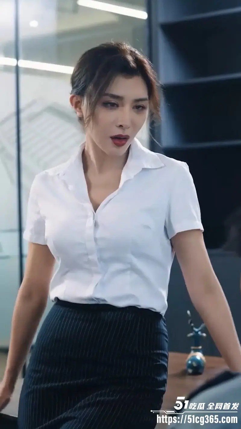 擦边短剧《贴身保安》完整版！保安叶非凡逆袭美女总裁 制服诱惑黑丝挑逗 充满情欲张力！ 图2