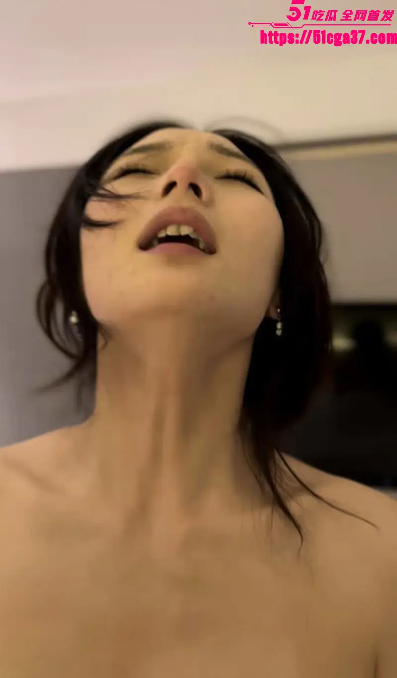 广东东莞01年甜妹 刘鑫 被包养做爱视频流出 极品酮体上位骑乘 花式口活深喉吞精！ 图4