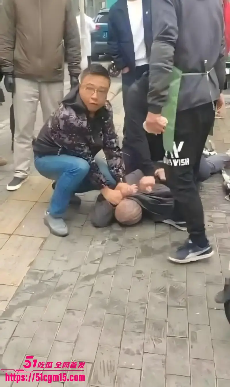湖北武汉青松路 再现国服橘右京 44岁男子不到7秒狂捅四人 被正义群众合力制服! 图3