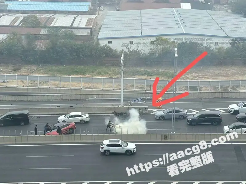河南郑州蔚来发生车祸 首发电池弹射技术 弃车保帅立大功 现场视频流出 图2