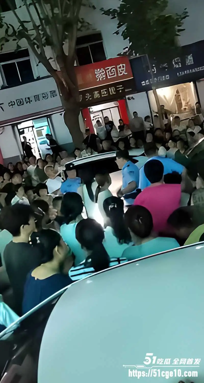 陕西洛南抓奸事件 白衣原配爬上车顶怒砸玻璃 街头千人围观现场直接炸了! 图6