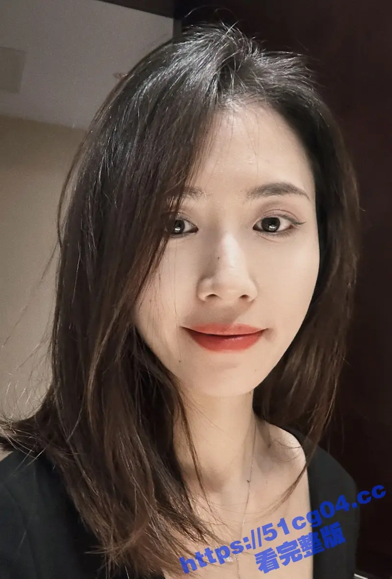 叔嫂乱伦 哥哥在客厅看电视 厕所里把黑丝美腿嫂子按在马桶上后入爆操 看着就很刺激啊 图3
