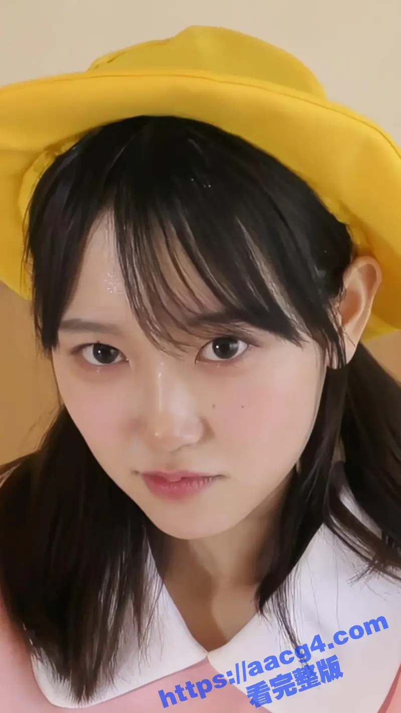 清纯可爱邻家小妹 一个青涩的小母狗 一字马展示无毛嫩穴 主动迎鸡巴抽插 又纯又欲太骚了 图1