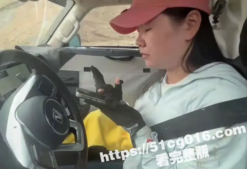 坦克300女车主在219国道故意溅摩托车一身泥!被截停后拒绝下车 还委屈哭着寻求民警的保护! 图3