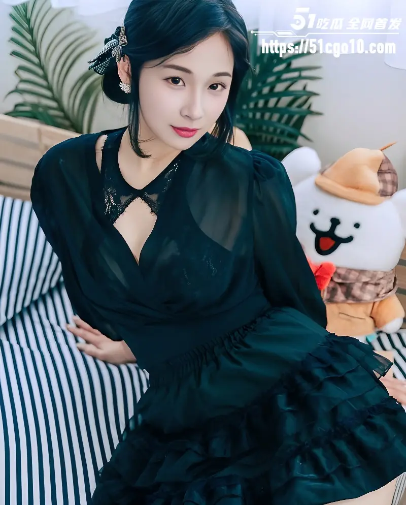 极品高颜巨乳模特 婕咪 约炮私拍 露脸口交深喉吞吐肉棒 骑乘后入操得美乳乱颤 图2