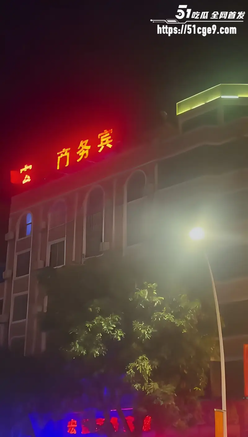 玉林市清宁路某宾馆 一女子坐在楼顶上欲跳楼轻生 问世间情为何物? 图1