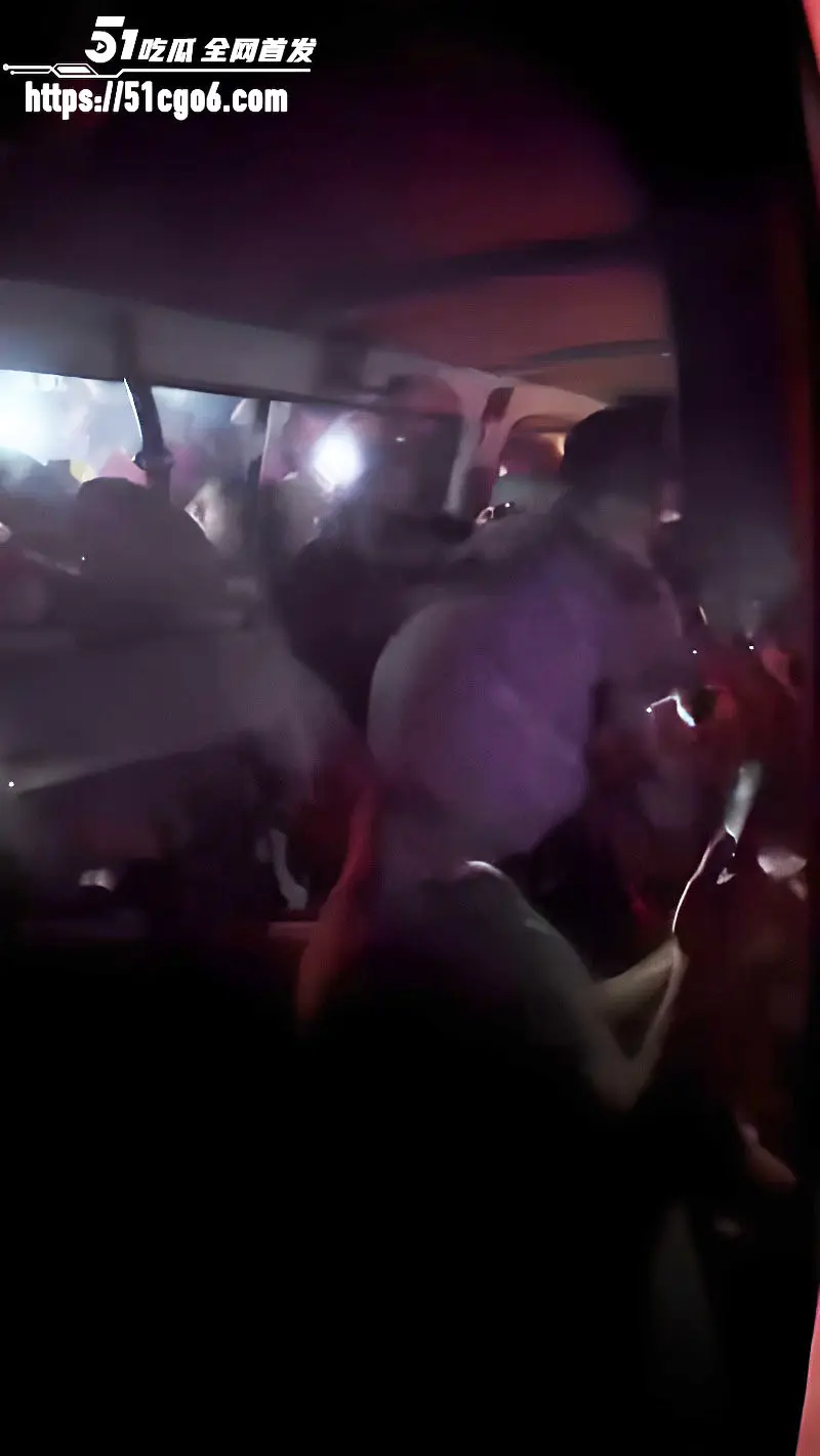 河北廊坊胜芳广场 女主播出轨榜一大哥被抓奸 现场人山人海 真是看热闹不嫌事大! 图7